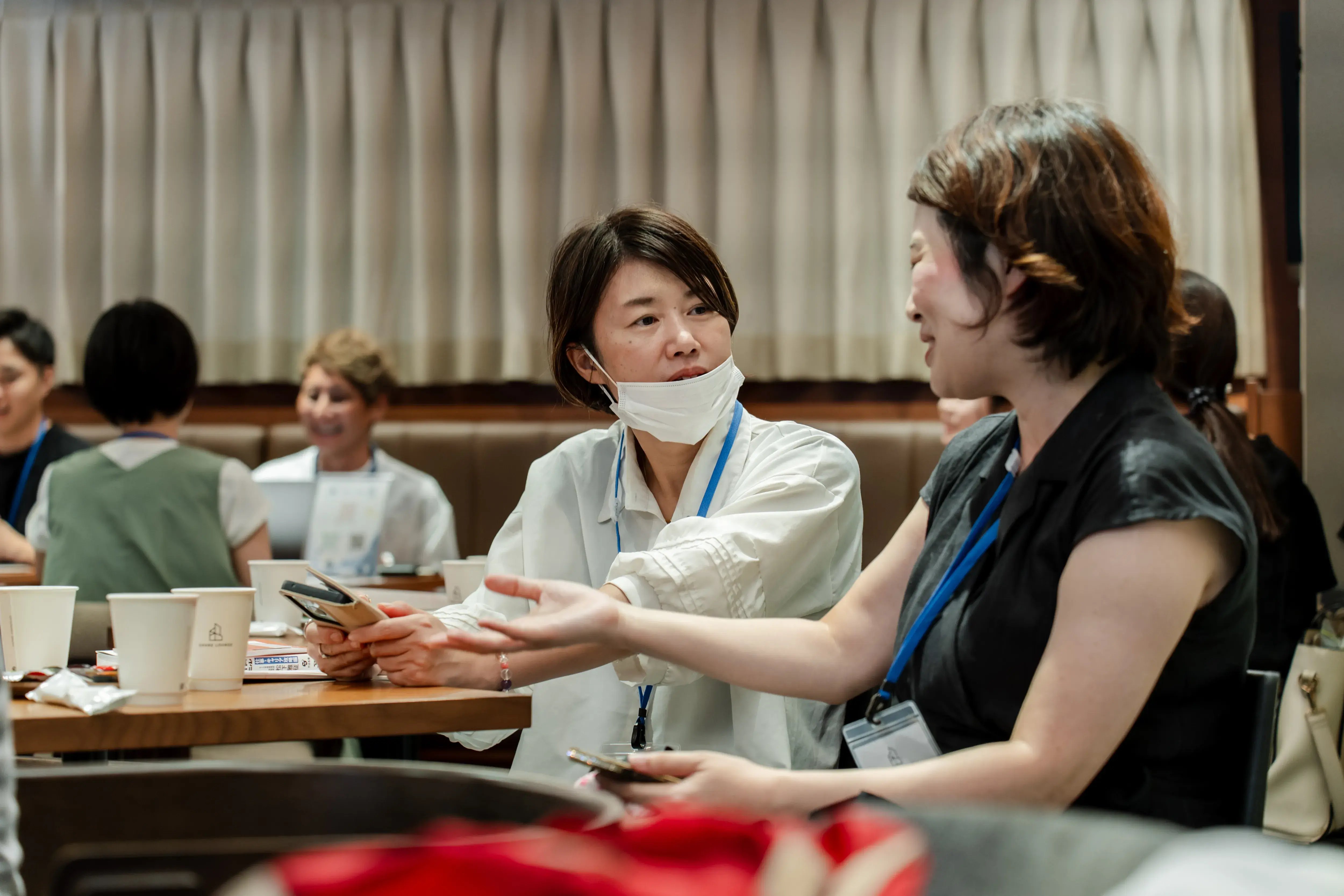 参加者同士で話がはずむ歓談の様子
