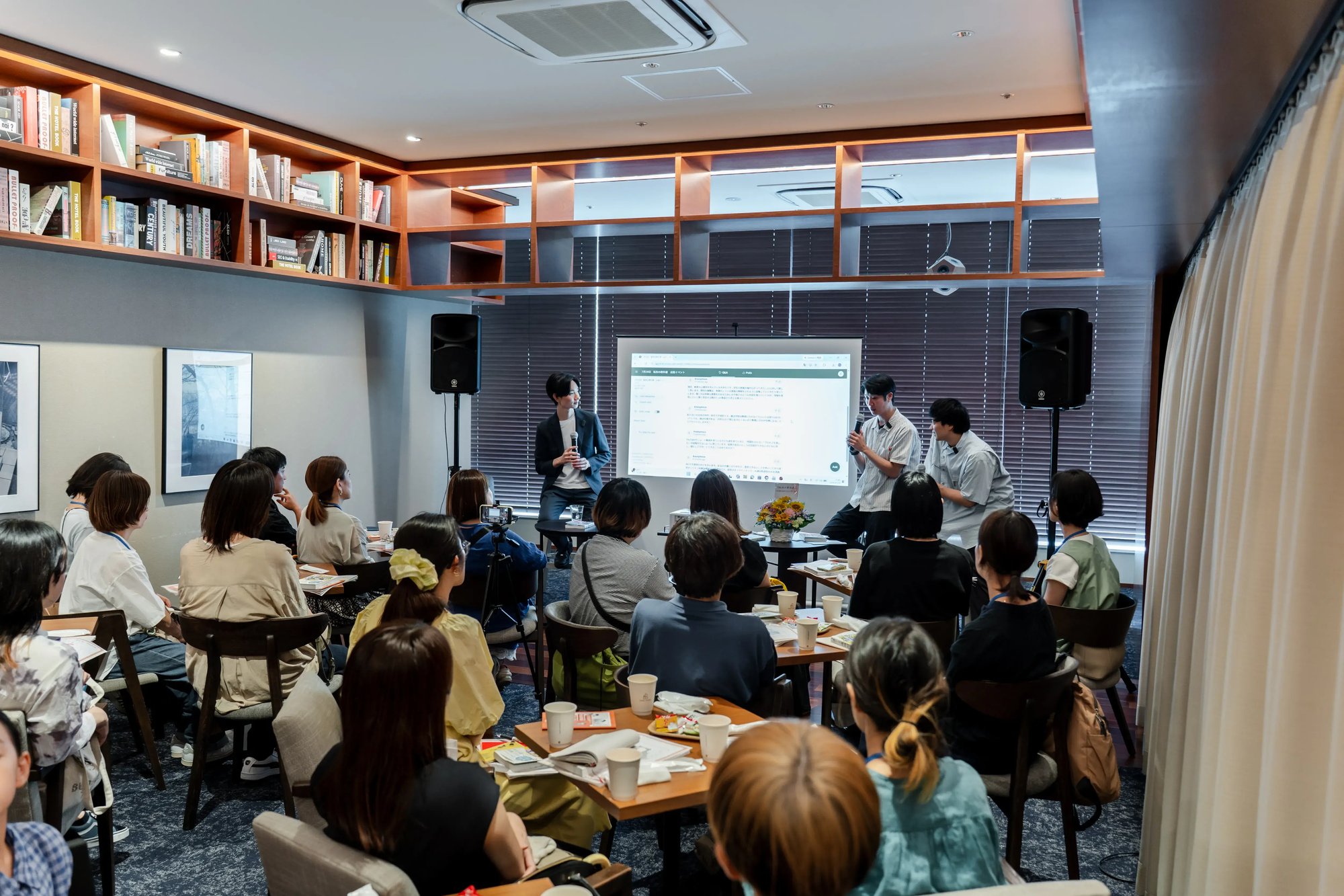 満席の会場で進路の話を聞く参加者のみなさん