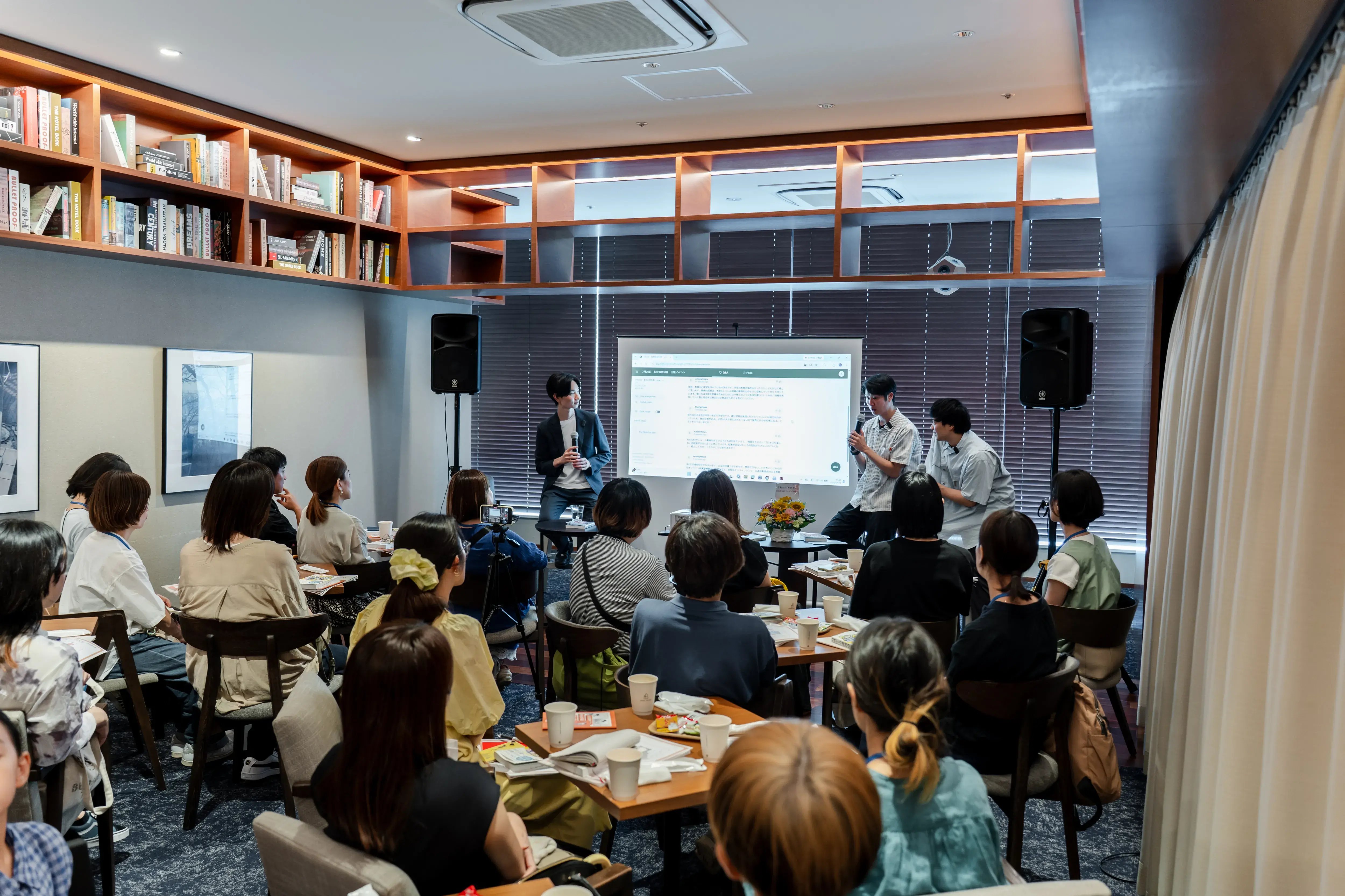 満席の会場で進路の話を聞く参加者のみなさん