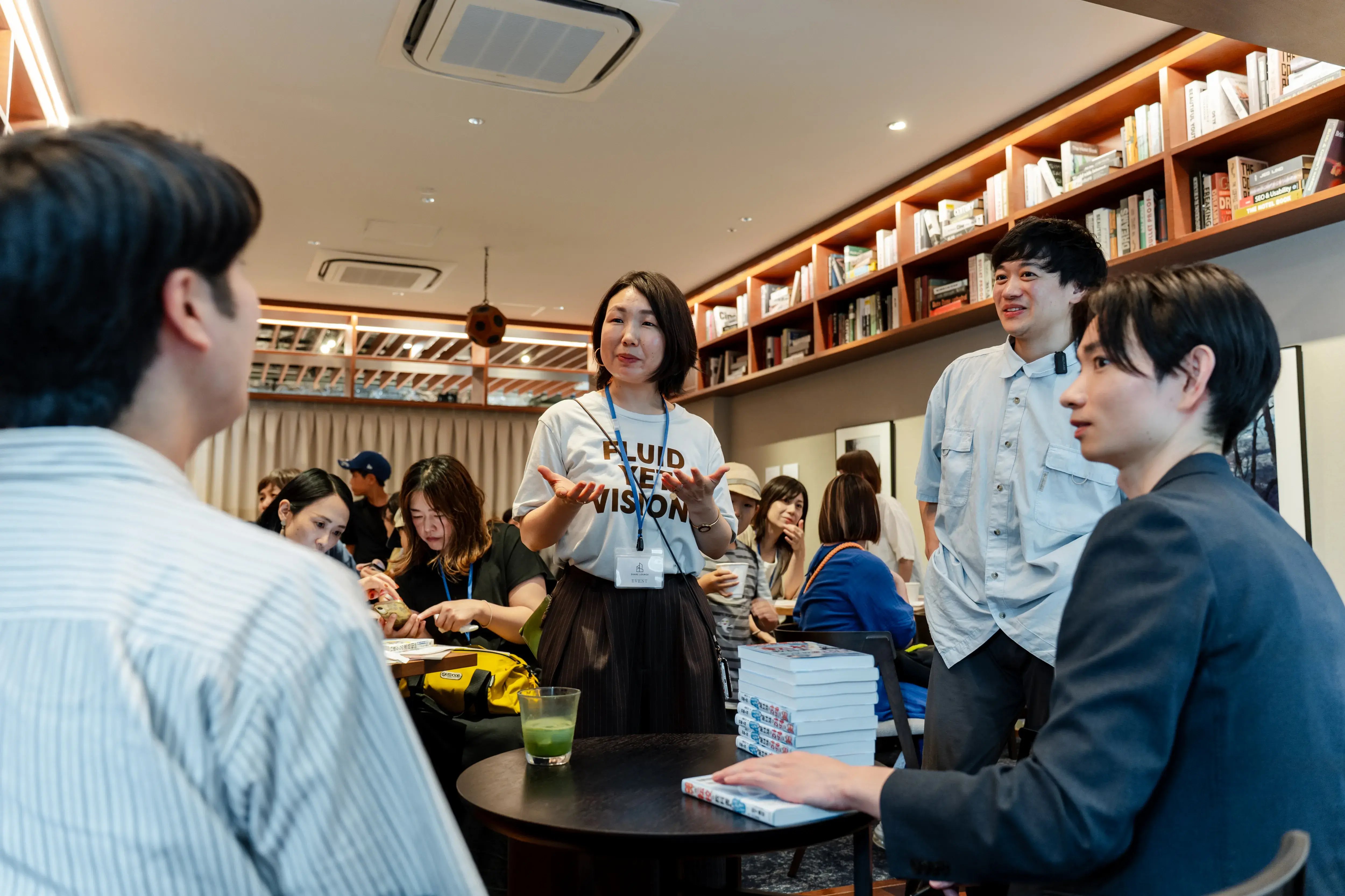 登壇者と身振りを交えて話す参加者