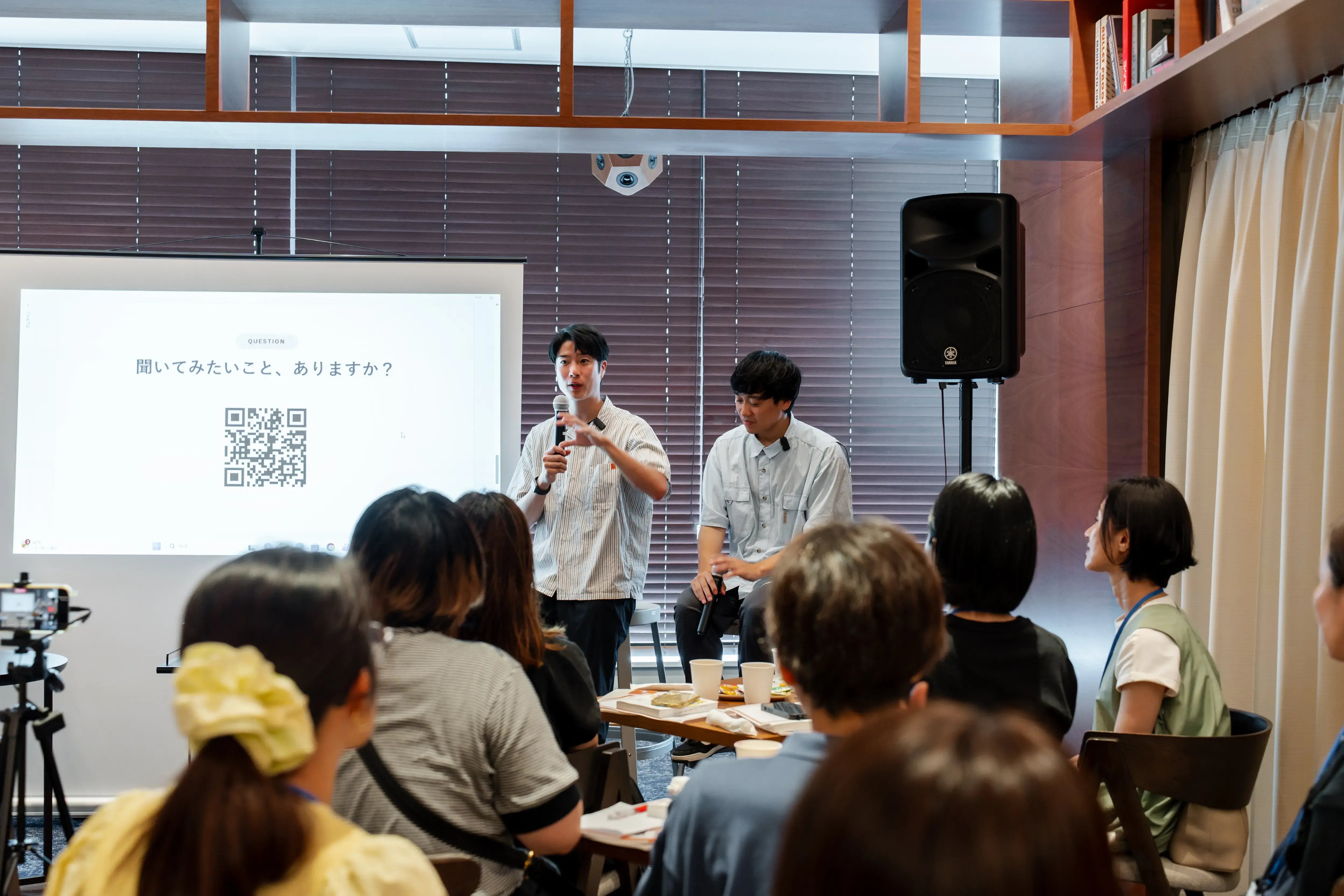 質疑応答で話すTeacherTeacherの福田遼さんと秋山仁志さん