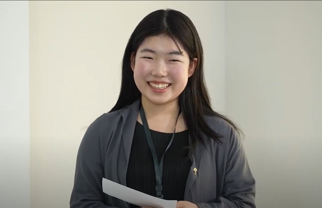 審査員に自分の考えを伝える松村さん