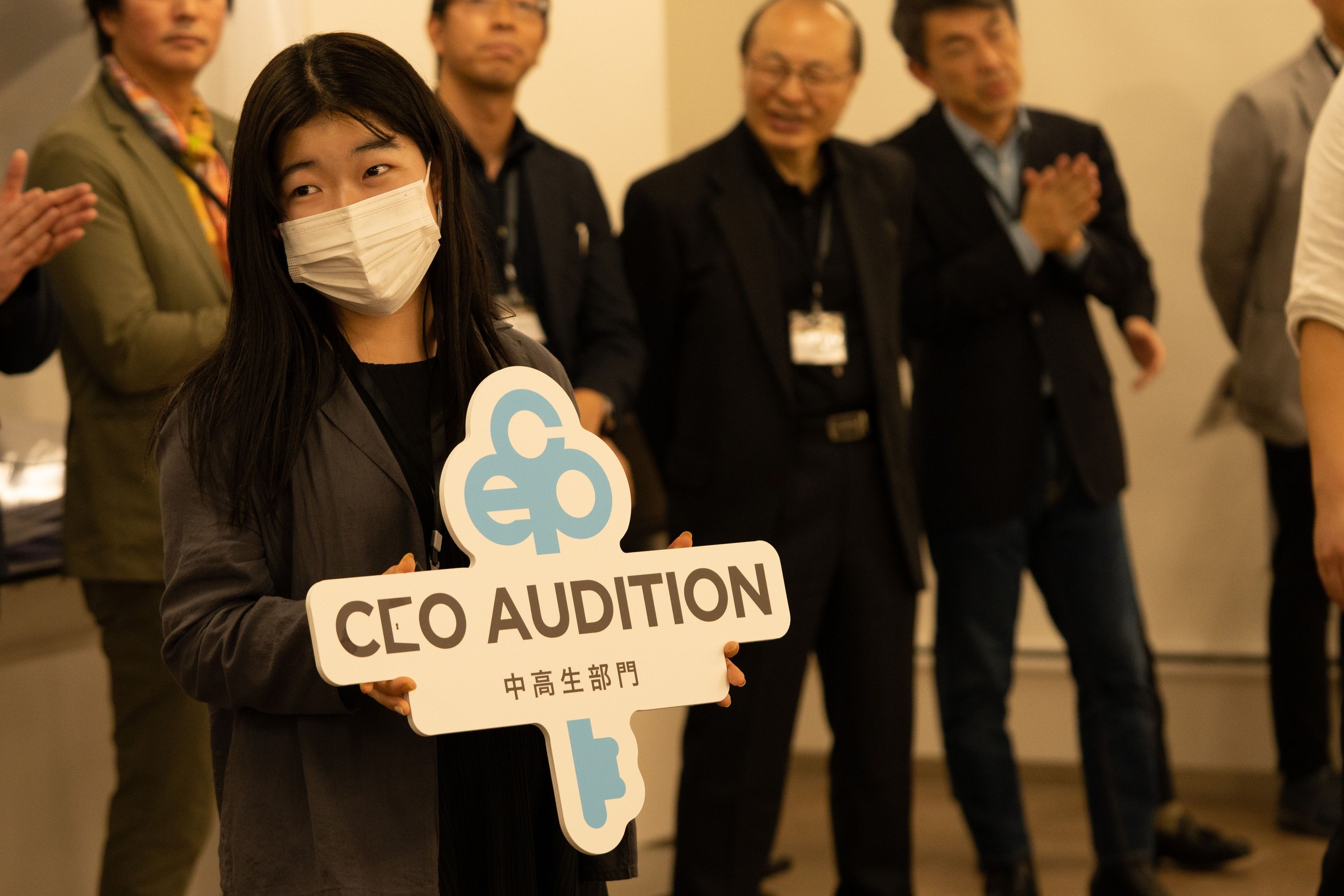 受賞式で審査員から拍手を受ける松村さん