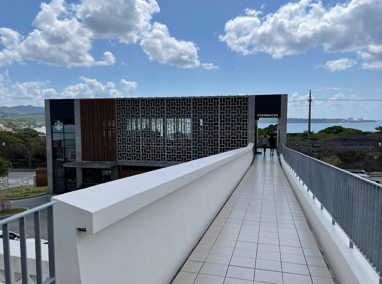 ハナサキマルシェにある海の見えるスターバックス