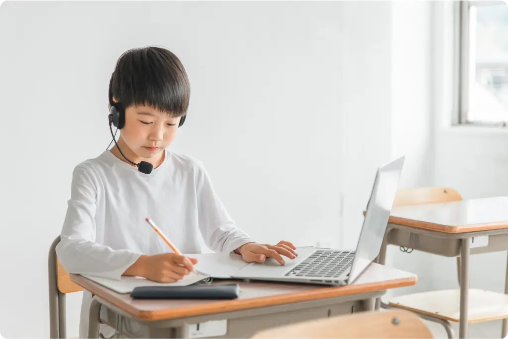 オンラインで学習しながらノートに書き込む様子